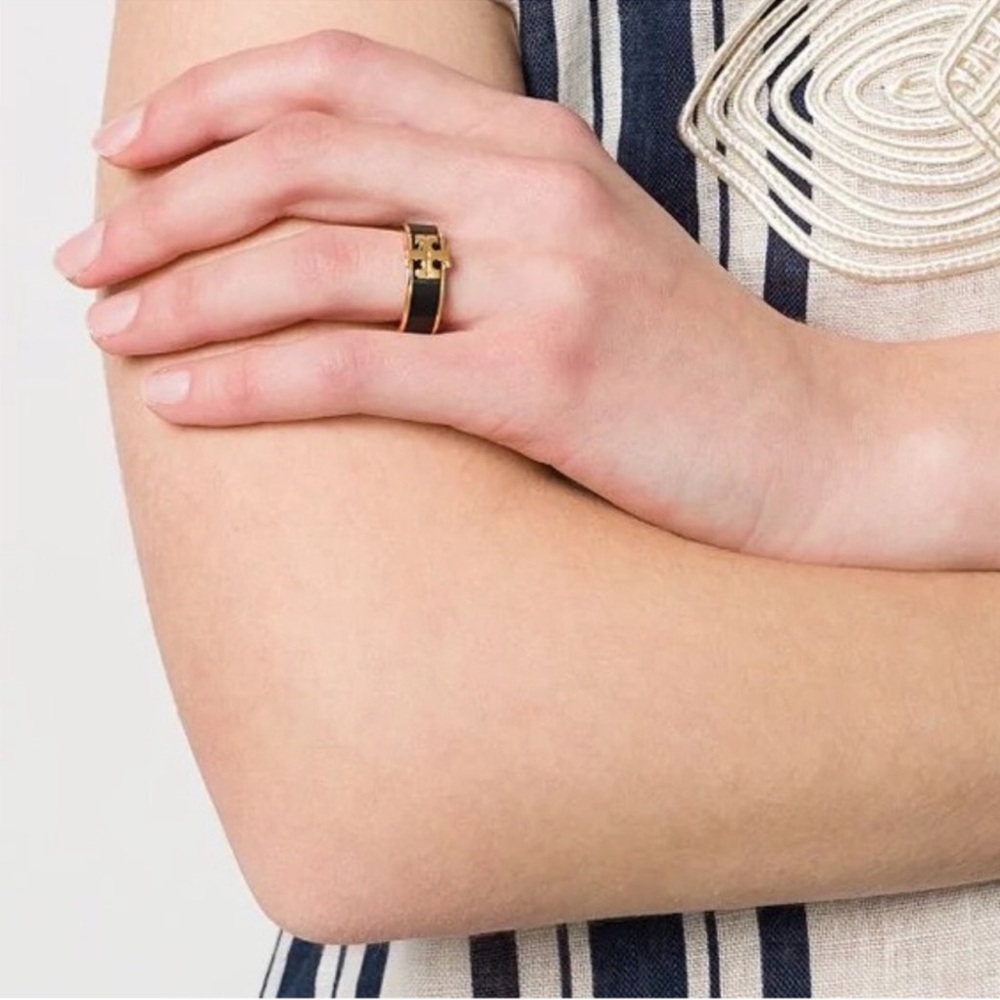 TORY BURCH • Green Kira Enamel Band Logo Ring - Picture 3 of 8